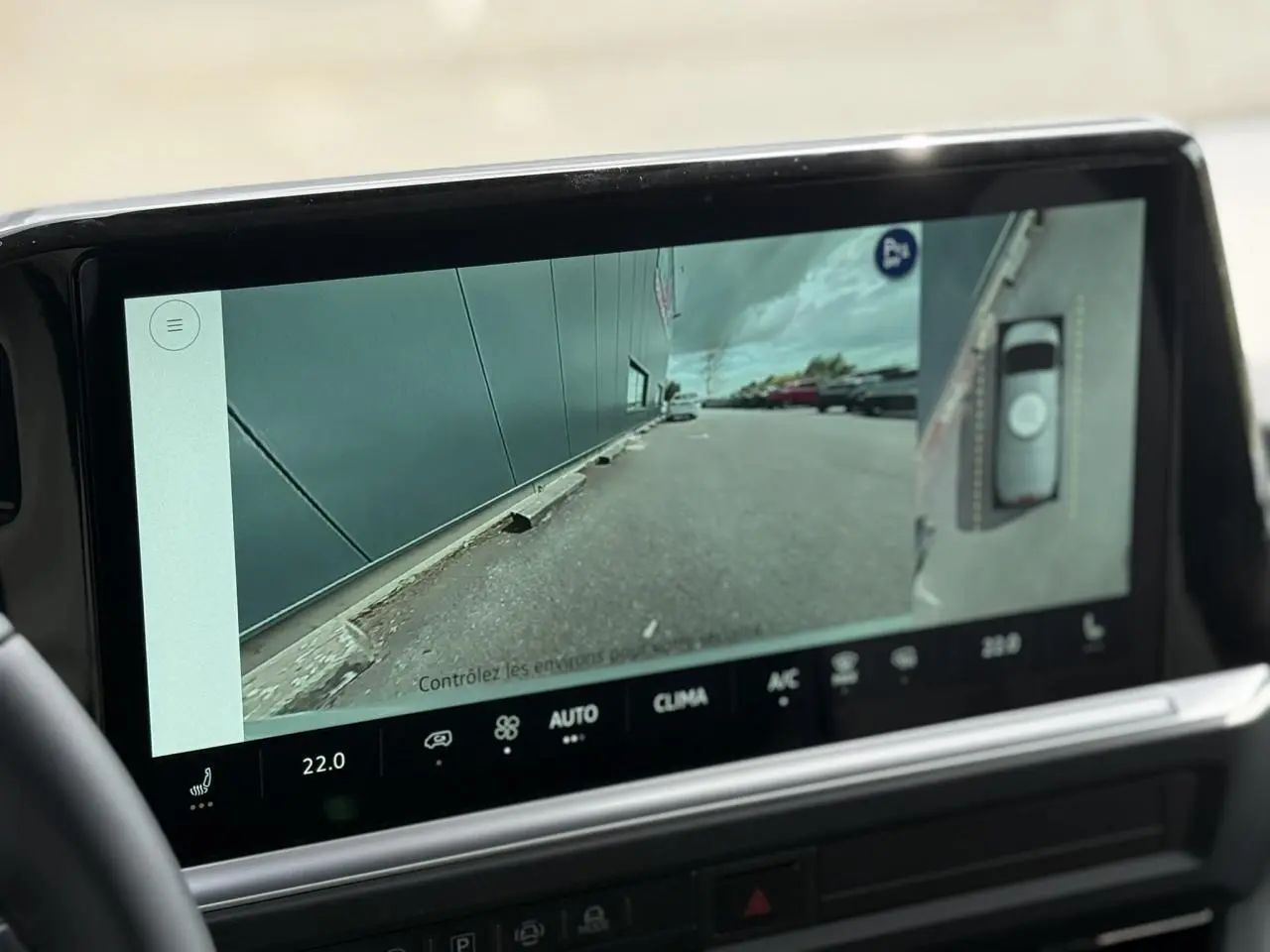 Écran tactile intérieur montrant la caméra de recul et vue latérale droite du Volkswagen Transporter gris argent 2026.