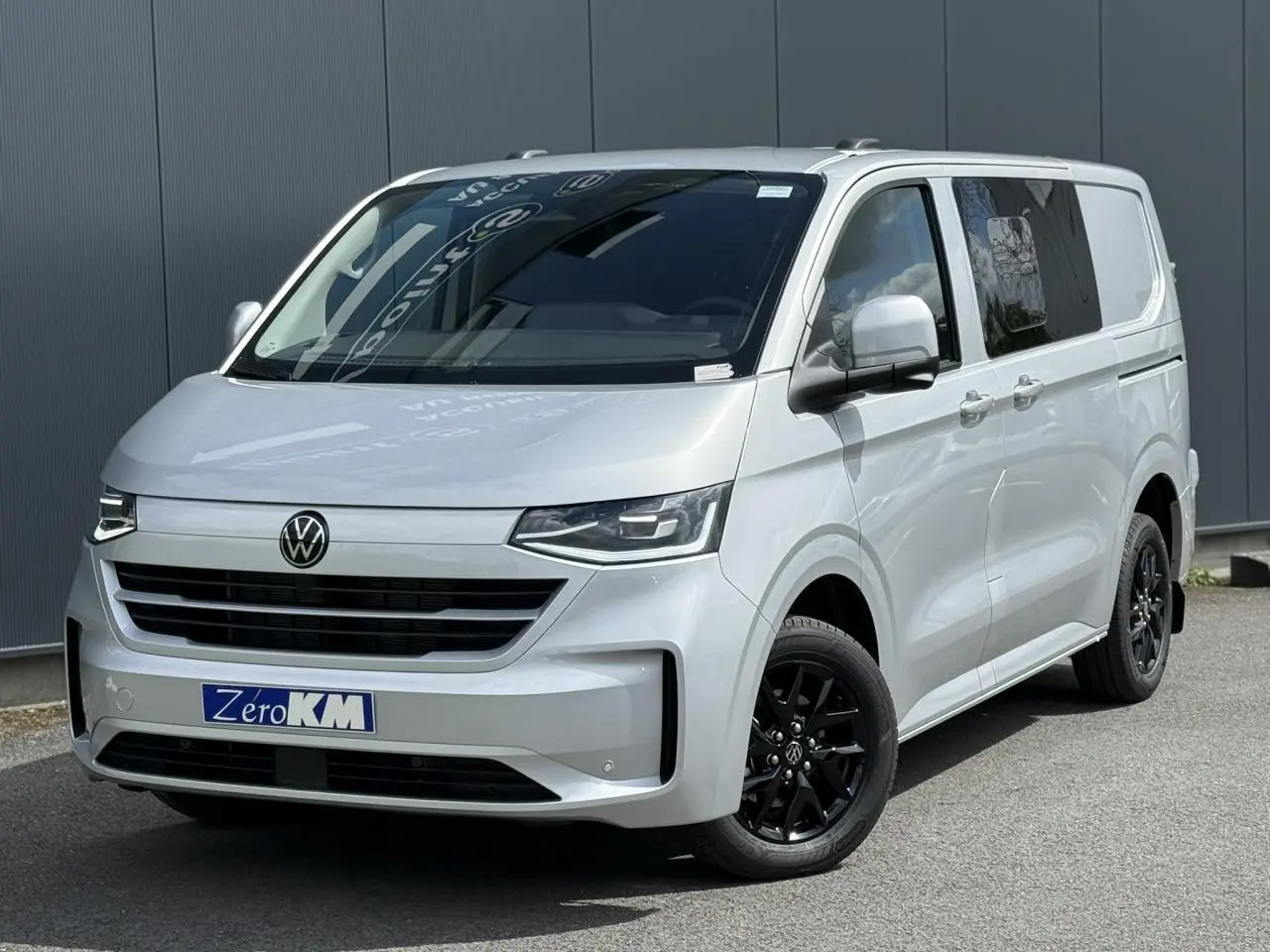 Volkswagen Transporter T7 ProCab gris argent, vue 3/4 avant avec jantes alliage noir brillant et feux LED.