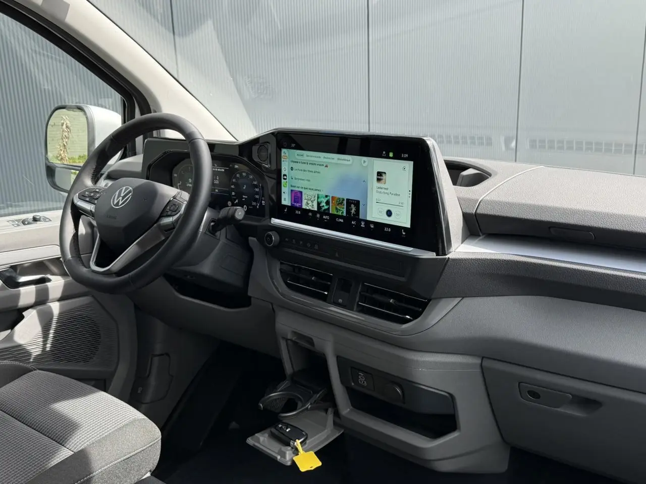 Vue intérieure côté conducteur du Volkswagen Transporter T7 ProCab 2026, tableau de bord moderne avec écran tactile 13 pouces.