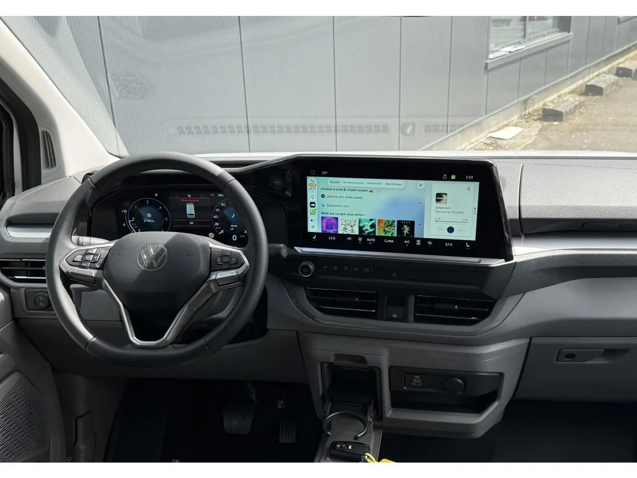 Tableau de bord du Volkswagen Transporter T7 ProCab 2026, vue frontale du poste de conduite avec écran tactile large et volant multifonction.