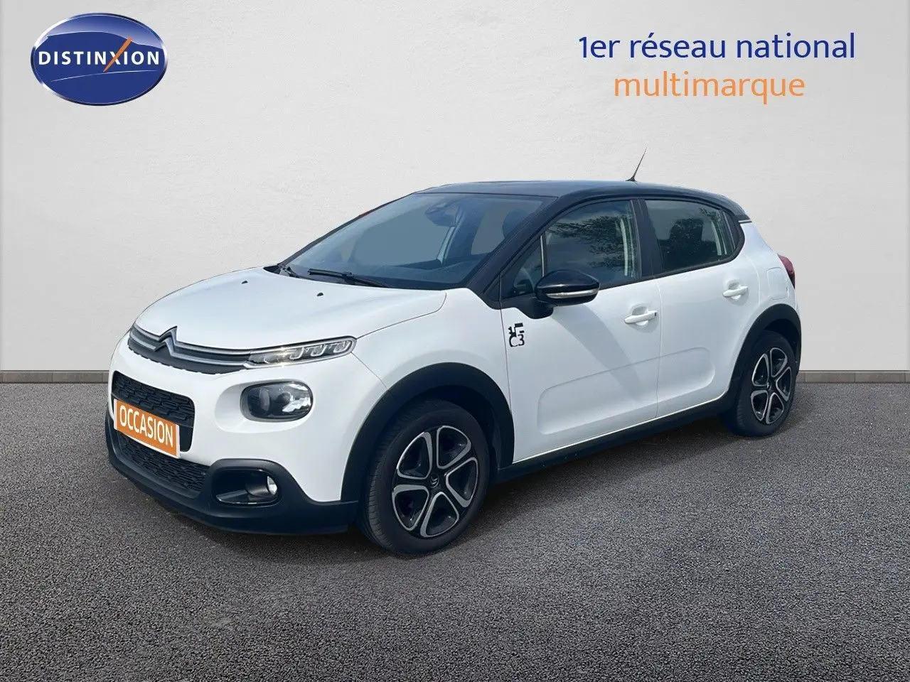 Citroën C3 blanc en 3/4 avant droit, toit noir contrasté et jantes alliage distinctives.