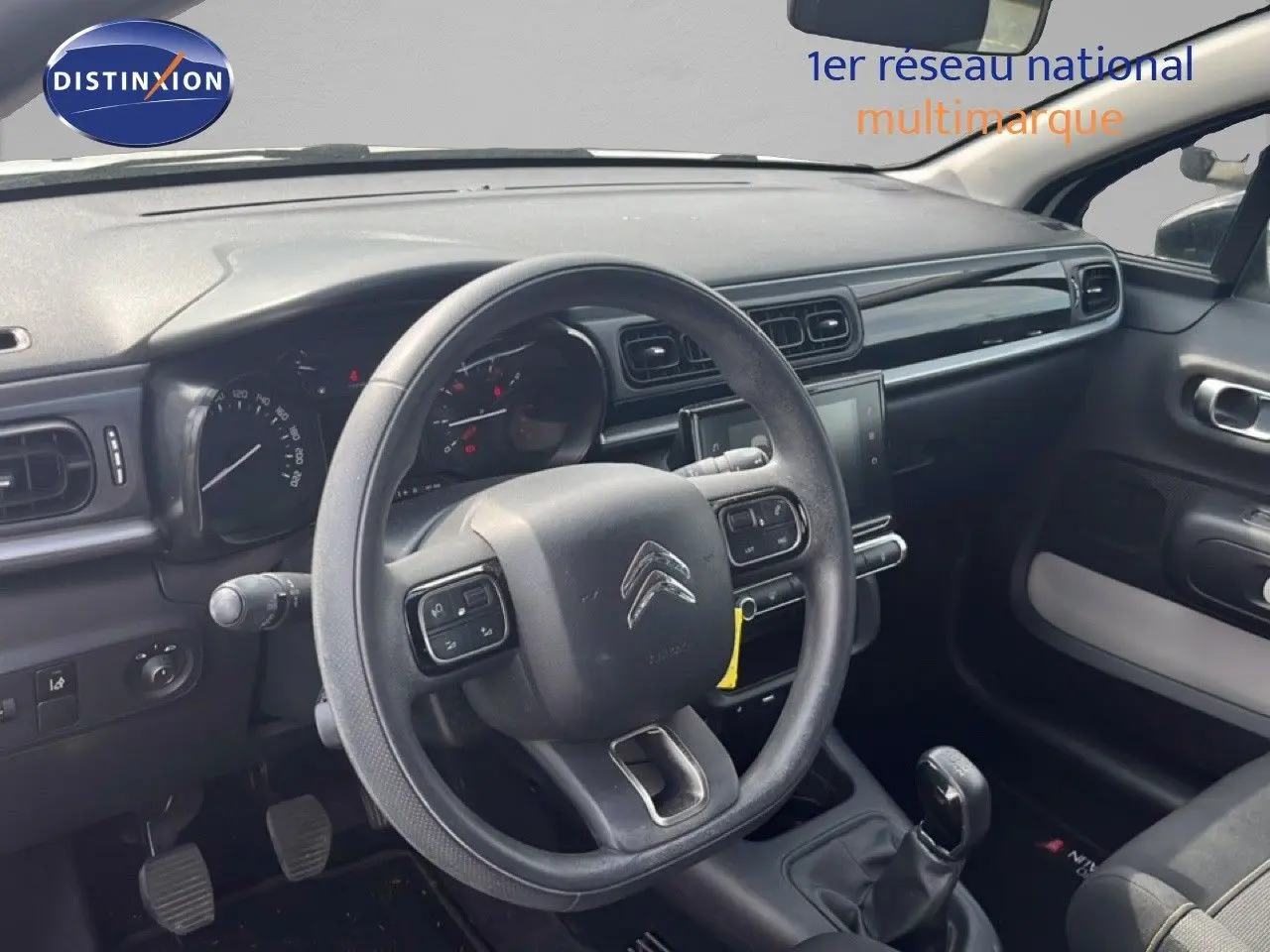 Intérieur de Citroën C3 2018 vu côté conducteur, volant multifonction et tableau de bord noir avec écran tactile central.
