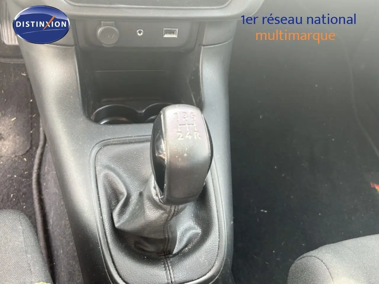 Le levier de vitesses manuel noir de la Citroën C3 2018 est montré en gros plan dans l'habitacle.