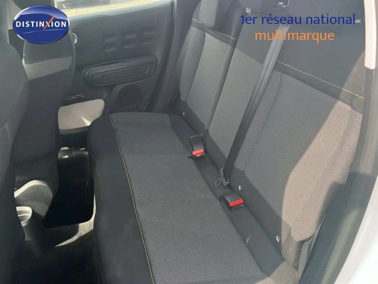 Vue intérieure côté droit montrant la banquette arrière en tissu gris de la Citroën C3 blanche de 2018.