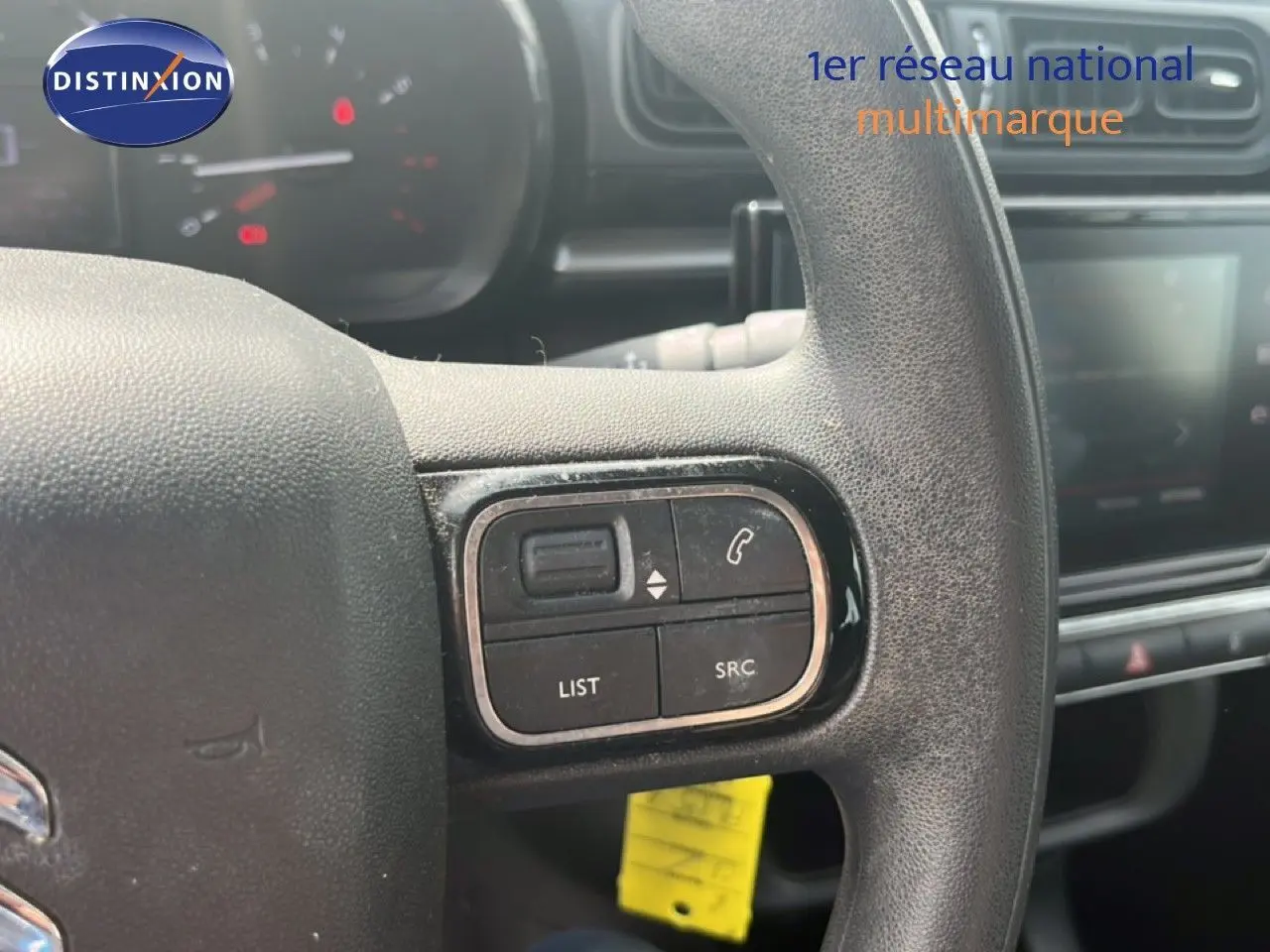 Vue rapprochée du volant noir de la Citroën C3 2018, montrant les commandes audio et téléphone intégrées.