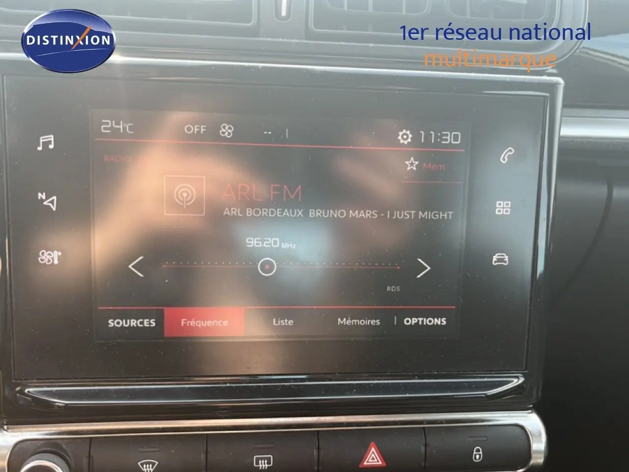 Écran tactile central de la Citroën C3 2018 affichant la radio ARL FM, avec commandes tactiles autour.