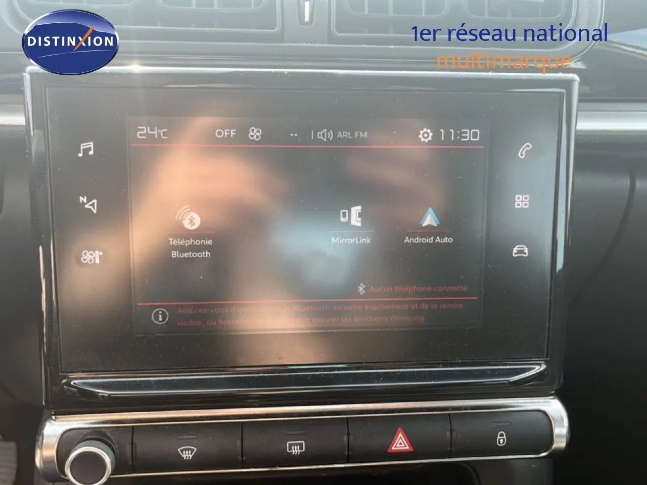 Écran tactile central du tableau de bord de la Citroën C3 blanche de 2018, affichant les options Bluetooth et Android Auto.