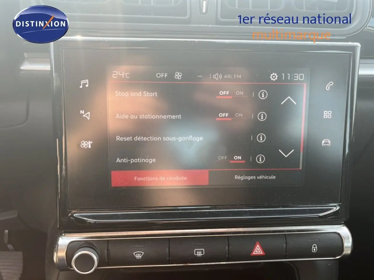 Écran tactile central affichant les réglages de conduite dans l’habitacle d’une Citroën C3 blanche de 2018.