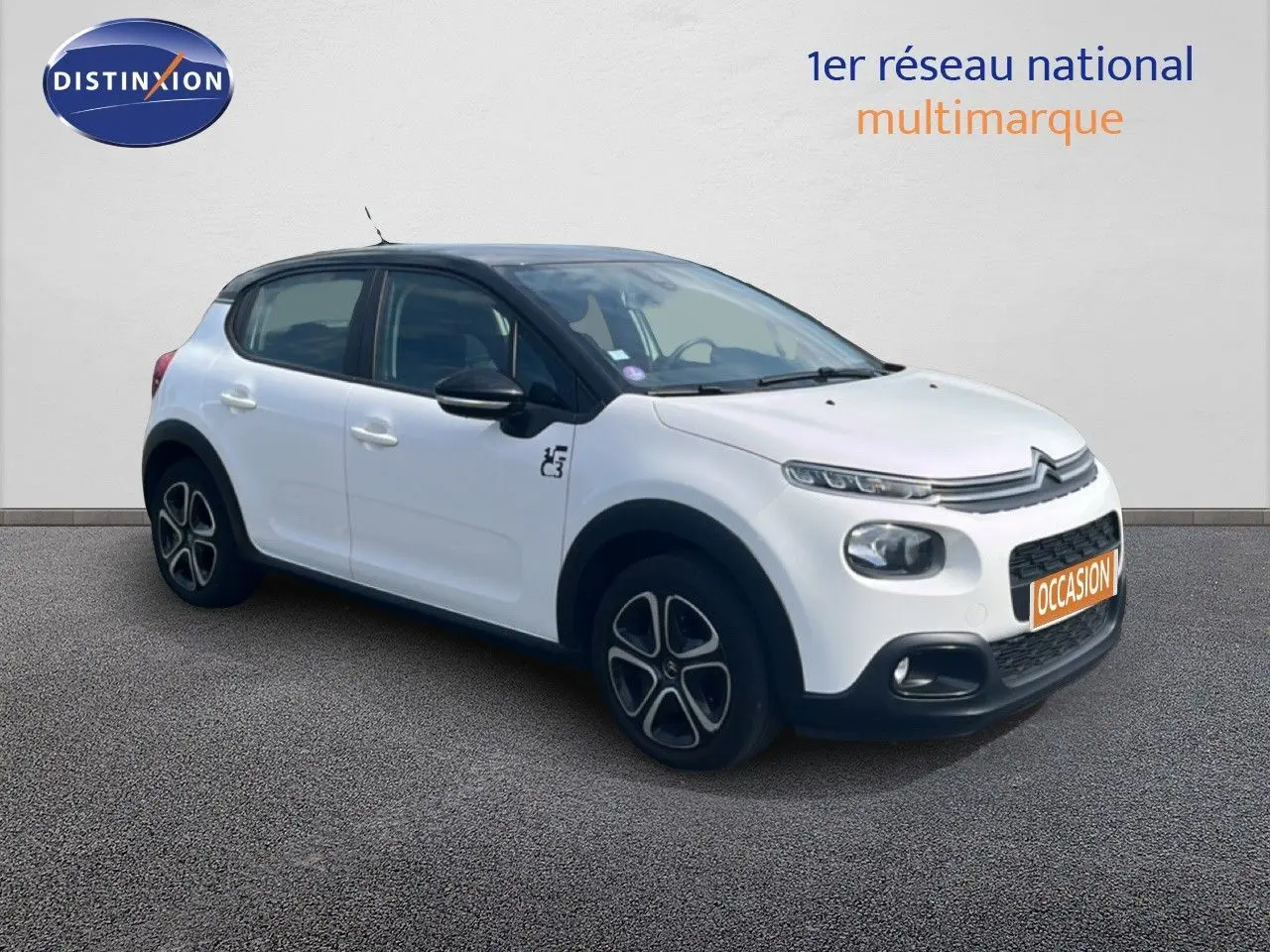 Citroën C3 blanc en 3/4 avant droit avec toit noir et jantes distinctives, sur fond neutre.