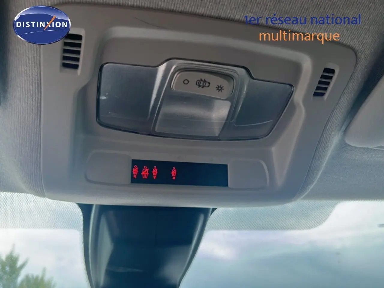 Vue intérieure du plafonnier de la Citroën C3 blanche 2018 avec indicateurs de ceinture de sécurité allumés.
