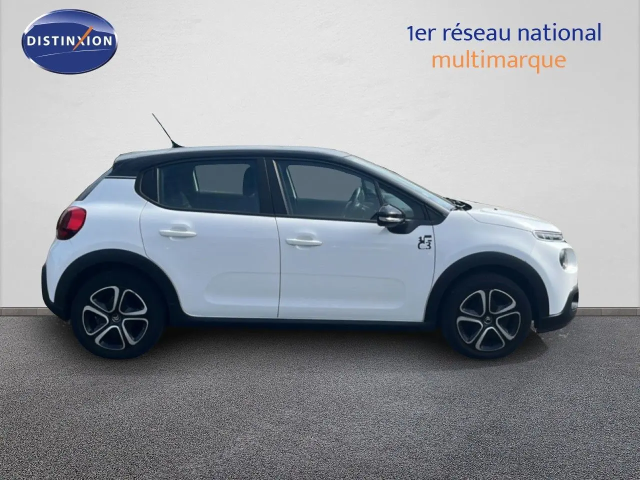 Profil droit d'une Citroën C3 blanche 2018 avec toit noir et jantes distinctives, sur fond neutre.