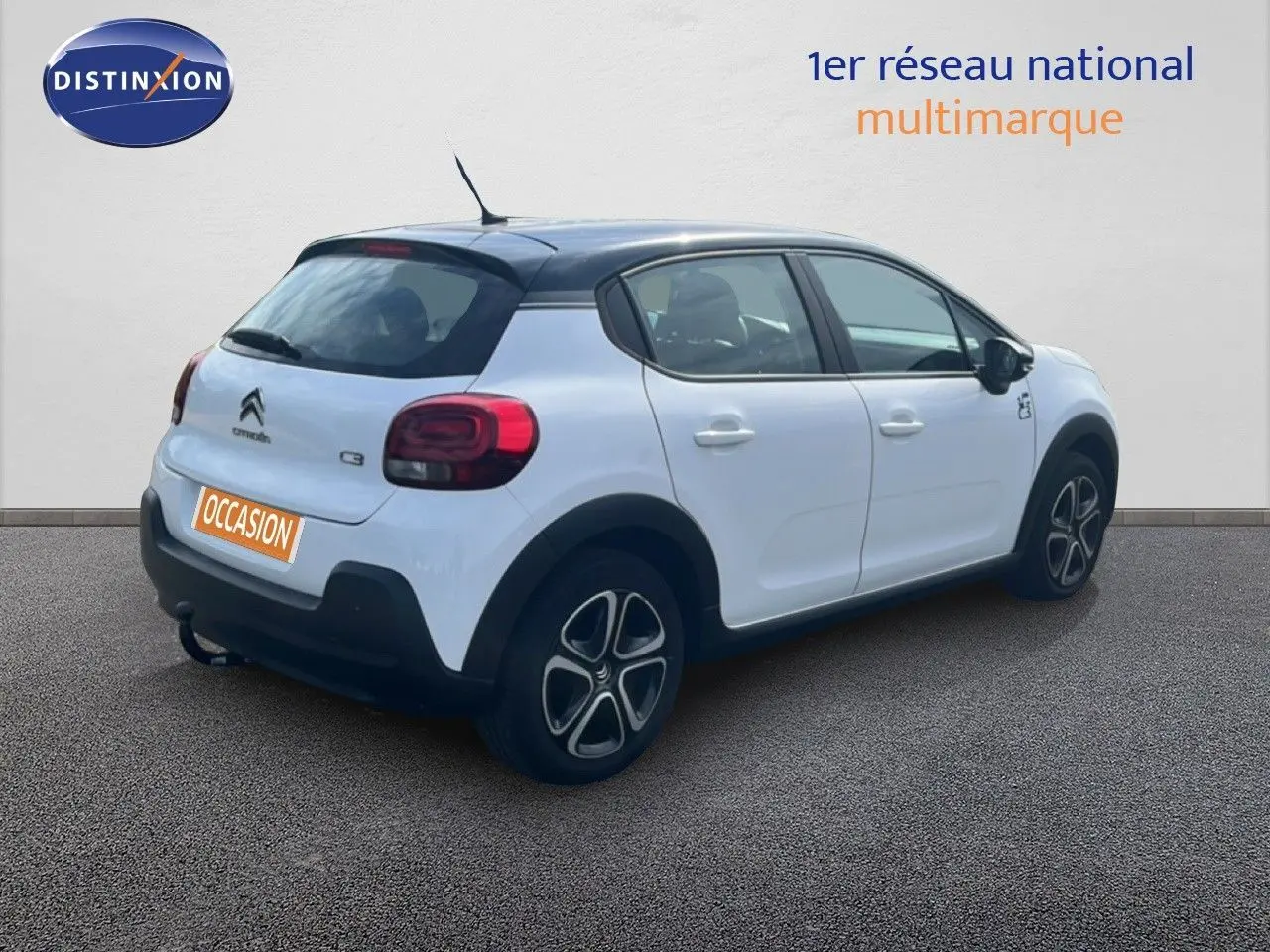 Citroën C3 blanc vue 3/4 arrière droit avec toit noir et jantes alliage distinctives.