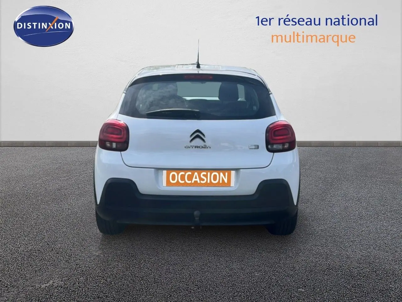 Vue arrière d'une Citroën C3 blanche de 2018 avec feux arrière arrondis et plaque d'immatriculation "OCCASION".