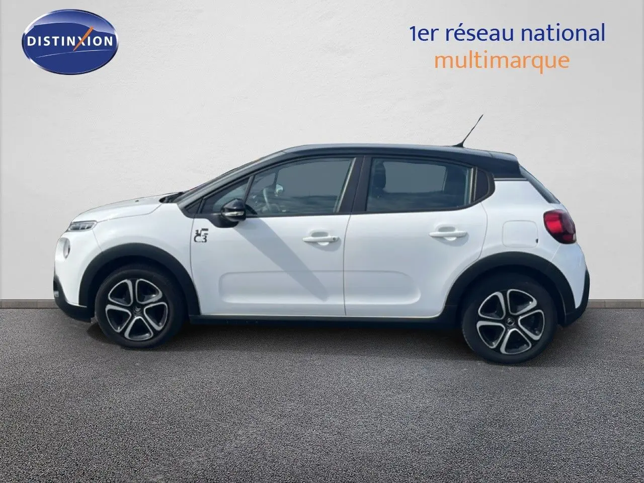 Profil côté gauche d'une Citroën C3 blanche 2018 avec toit noir et jantes distinctives en alliage.