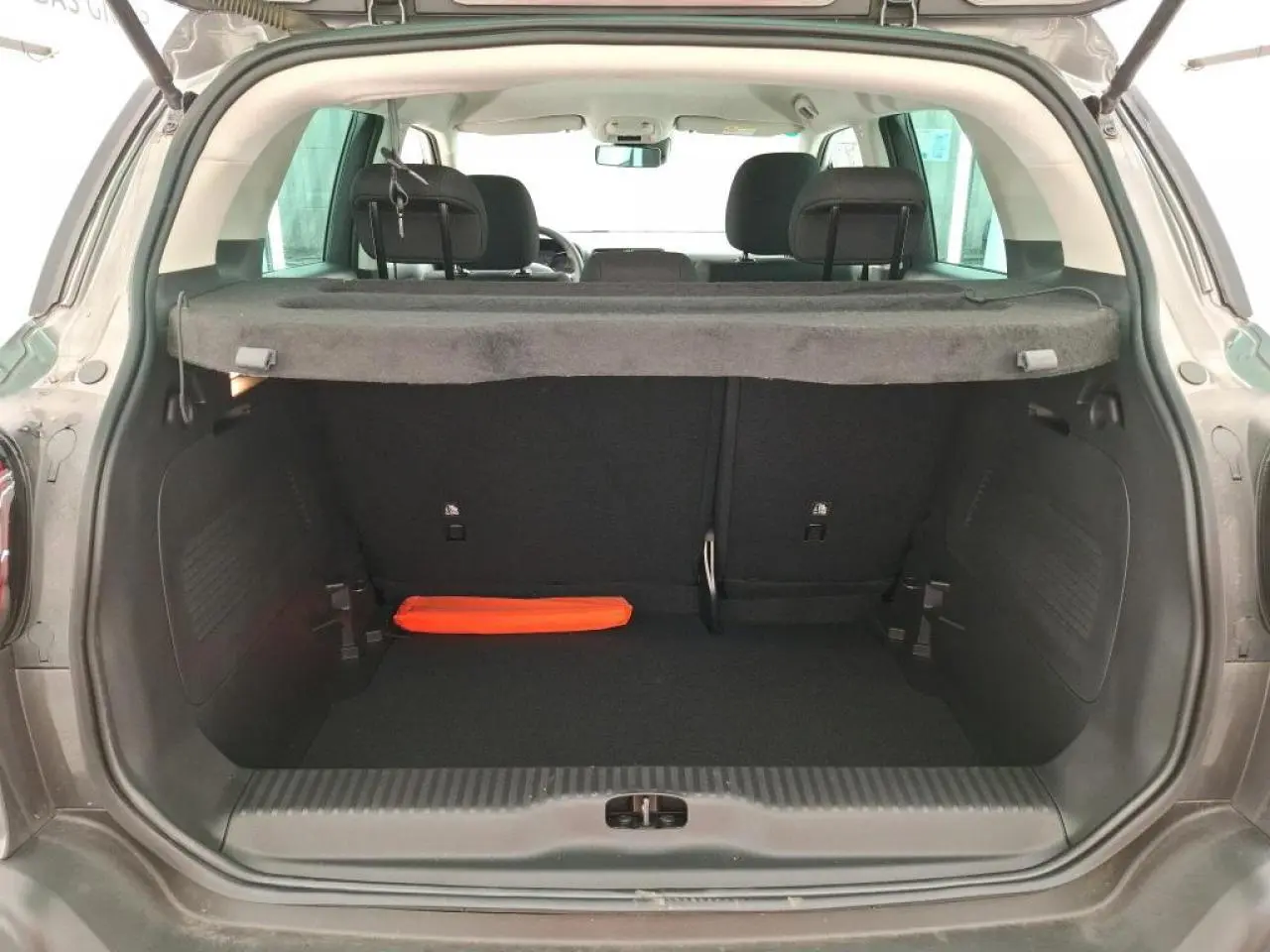 Coffre ouvert d'un Citroën C3 Aircross gris foncé, vue arrière montrant l'espace de chargement et la tablette arrière.