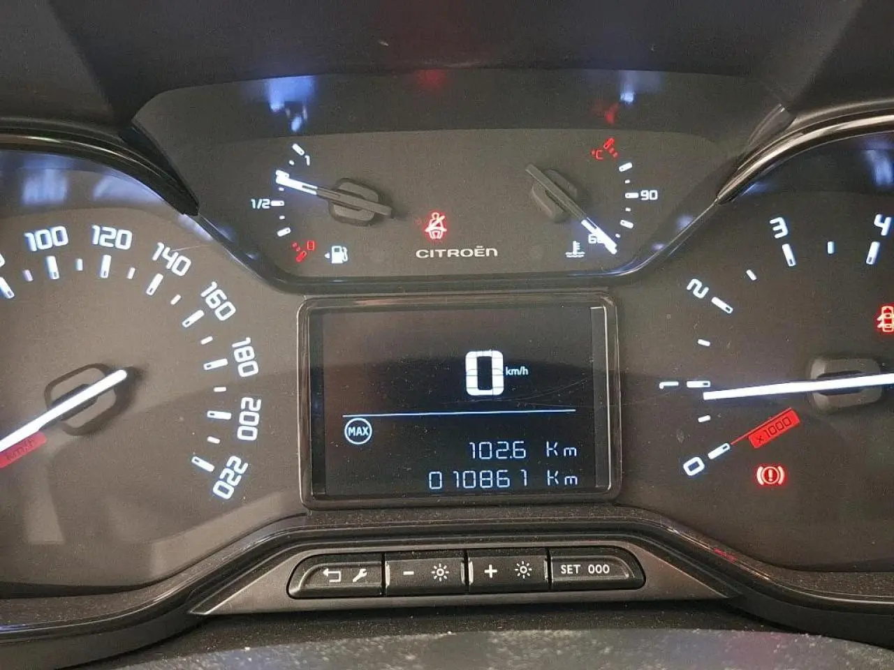 Vue rapprochée du tableau de bord de la Citroën C3 Aircross 2023 avec affichage digital et compteurs analogiques.