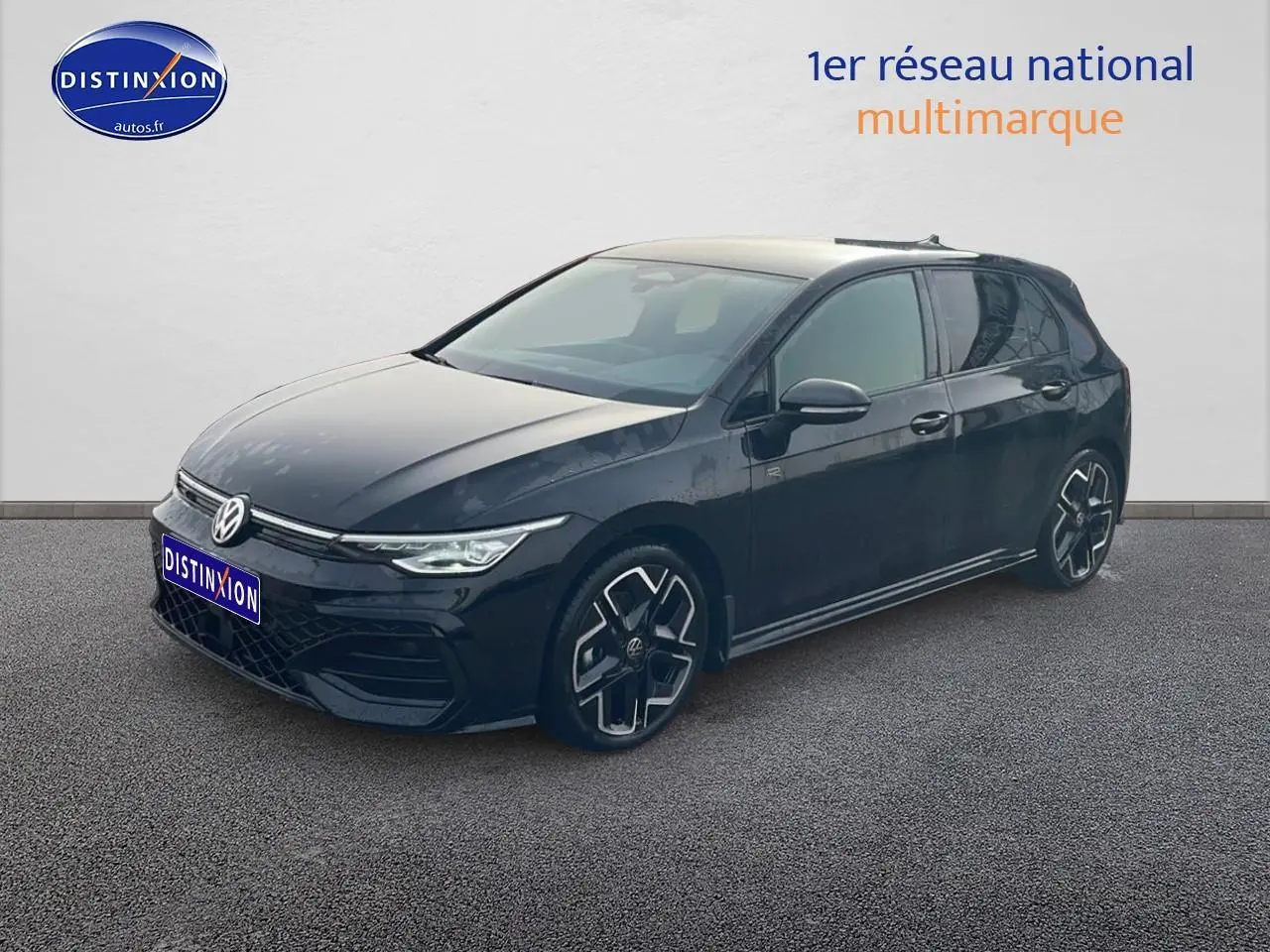 Volkswagen Golf 1.5 etsi evo2 150 R-Line noir vue 3/4 avant avec jantes alu distinctives et phares LED.