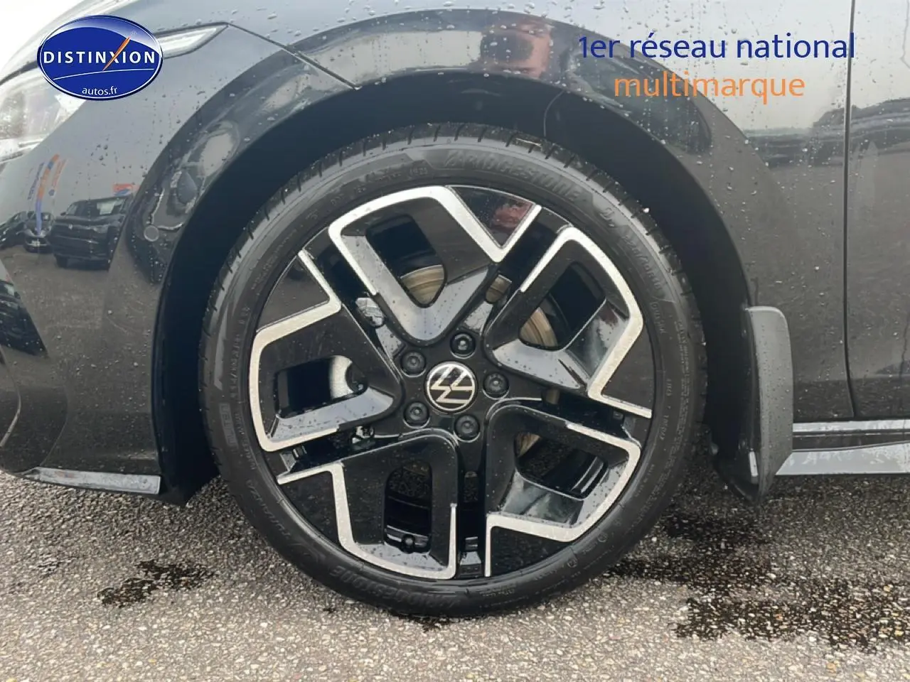 Gros plan sur la roue avant gauche noire d'une Volkswagen Golf 1.5 etsi evo2 150 R-Line 2026 avec jante alu bicolore.