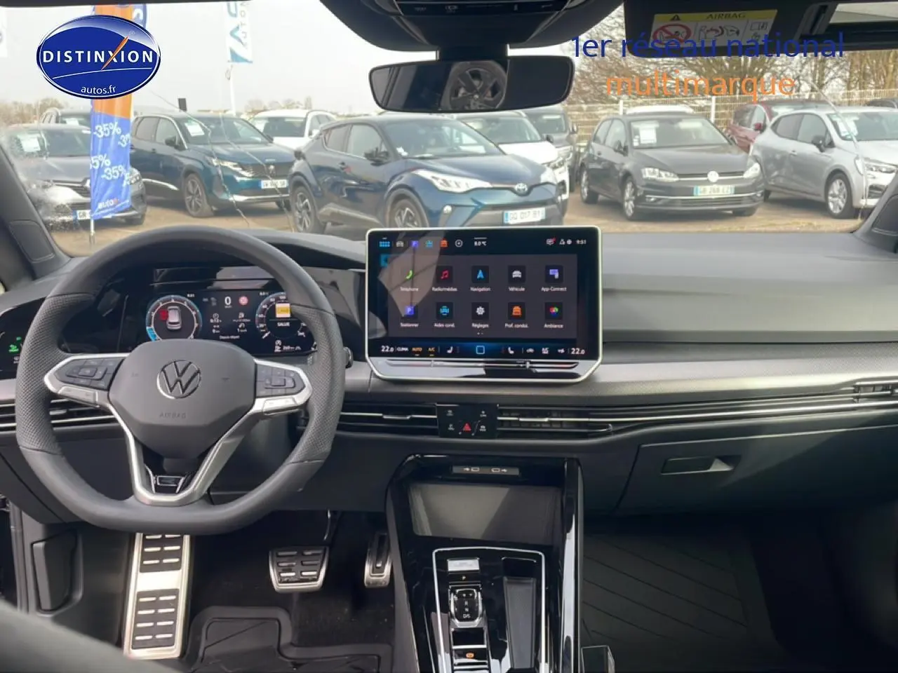 Vue intérieure avant de la Volkswagen Golf noire 2026 avec tableau de bord numérique et écran tactile central.