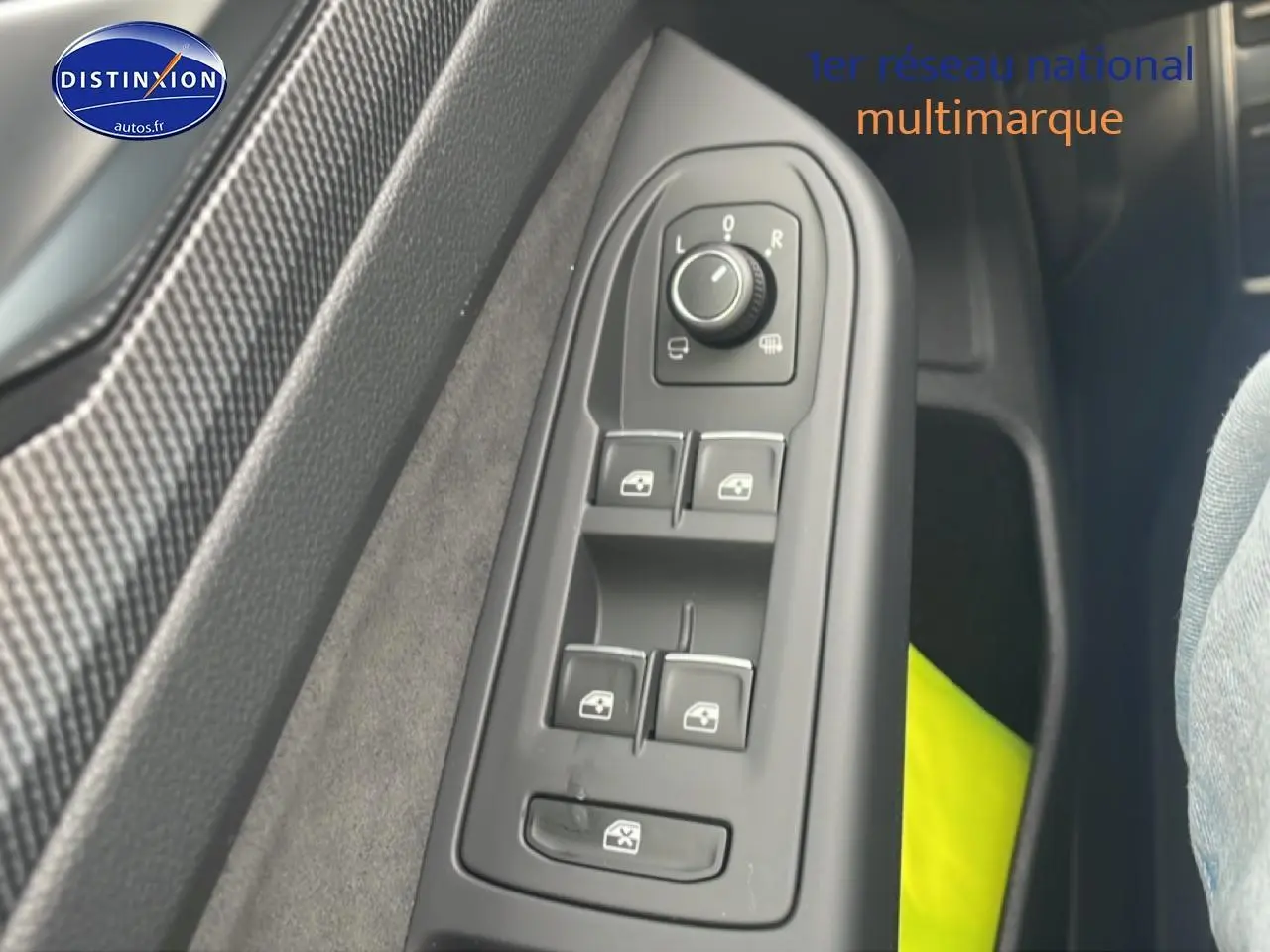 Vue rapprochée du panneau de commandes des vitres et rétroviseurs côté conducteur d’une Volkswagen Golf noire 2026.