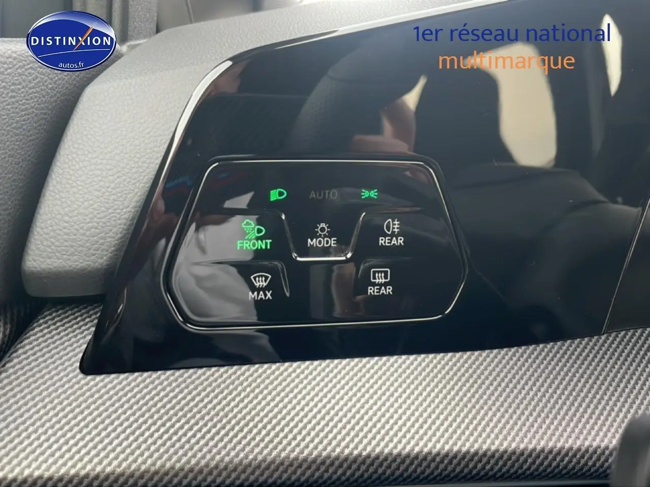 Détail du panneau de commandes d’éclairage et désembuage intérieur d’une Volkswagen Golf noire 2026.