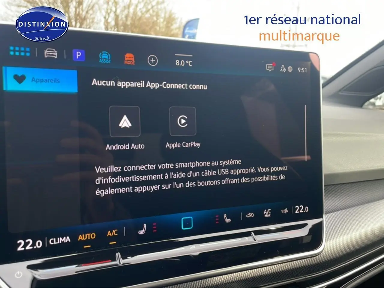 Vue rapprochée de l’écran tactile intérieur de la Volkswagen Golf noire 2026 affichant les options Android Auto et Apple CarPlay.