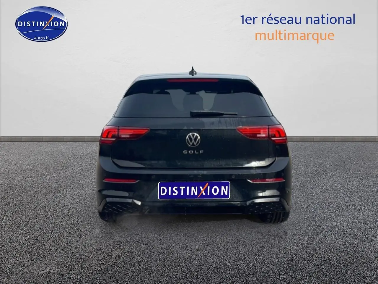 Vue arrière d'une Volkswagen Golf noire 2026 avec feux LED et lunette arrière surteintée, sur fond neutre.