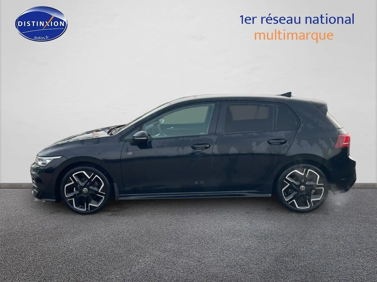 Volkswagen Golf 1.5 eTSI R-Line noire vue de profil côté gauche avec jantes alu distinctives.
