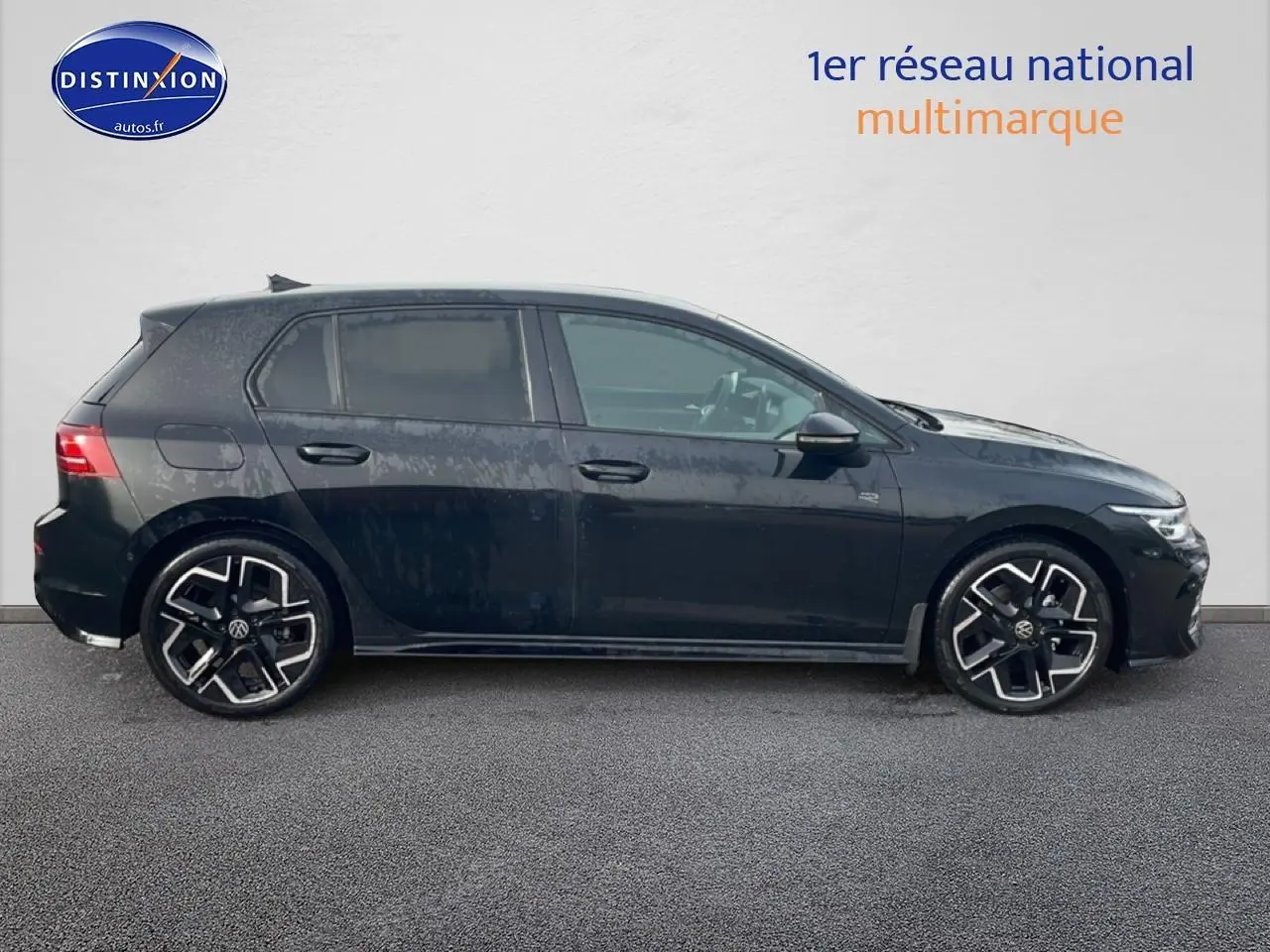 Profil côté gauche d'une Volkswagen Golf noire 2026 avec jantes alu noires et détails R-Line visibles.