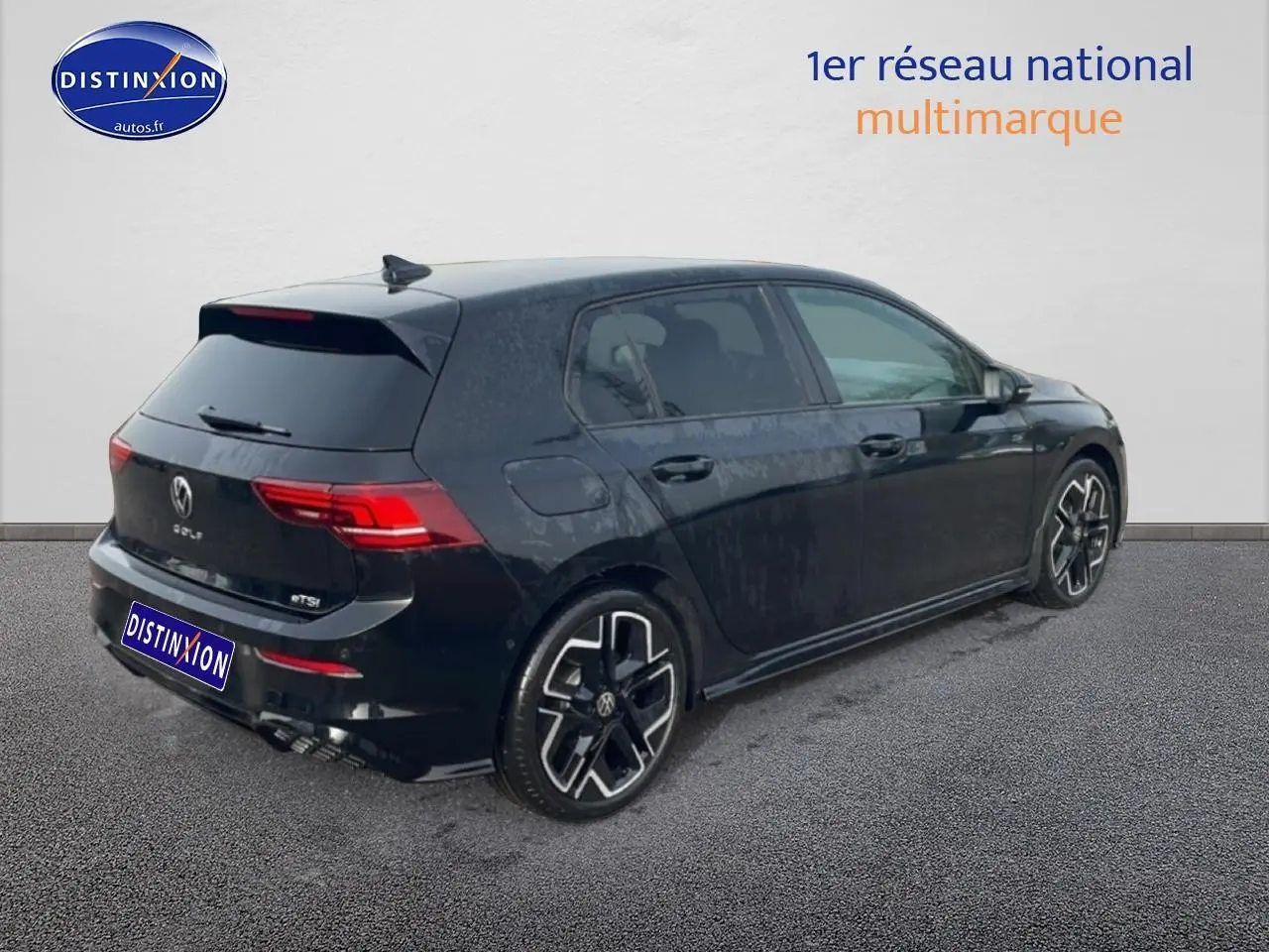 Volkswagen Golf 1.5 eTSI R-Line noire vue 3/4 arrière droit avec jantes alu distinctives et vitres surteintées.