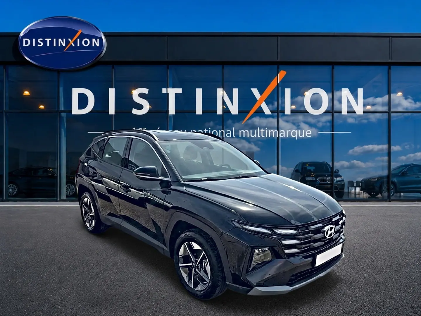 Hyundai Tucson noir 2026 en 3/4 avant droit, avec calandre distinctive et jantes alu 18 pouces.