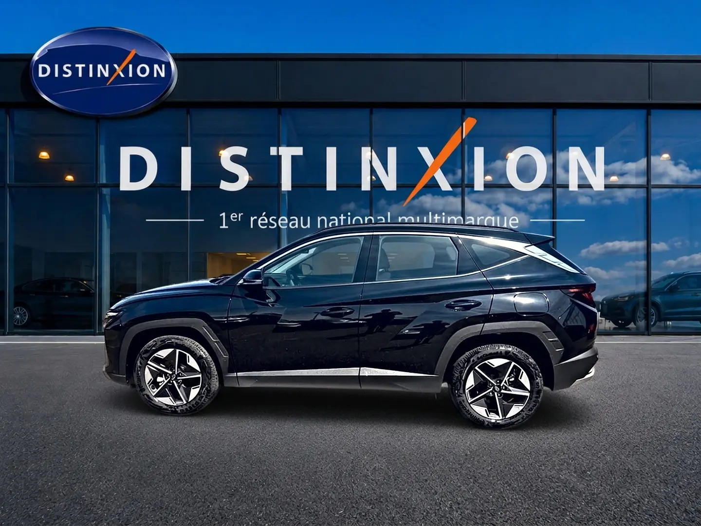 Vue de profil côté gauche d'un Hyundai Tucson noir 2026 devant une vitrine Distinxion, avec jantes alu 18 pouces.
