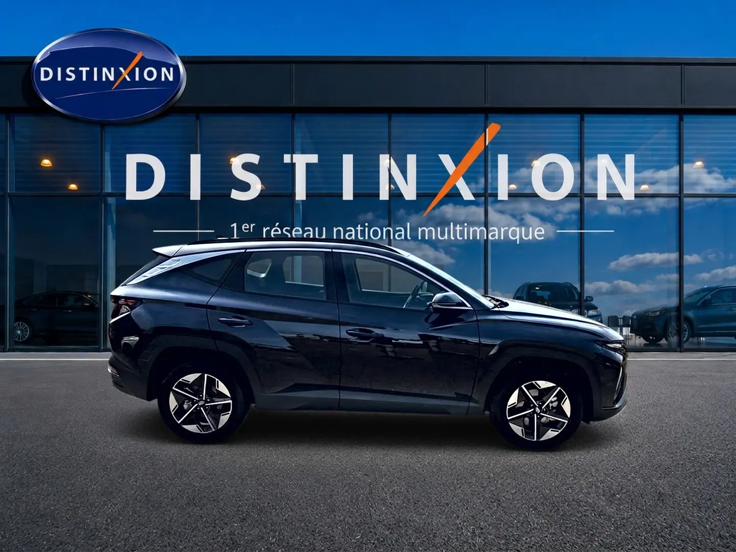 Profil latéral droit du Hyundai Tucson noir 2026, soulignant ses jantes alliage et lignes anguleuses modernes.