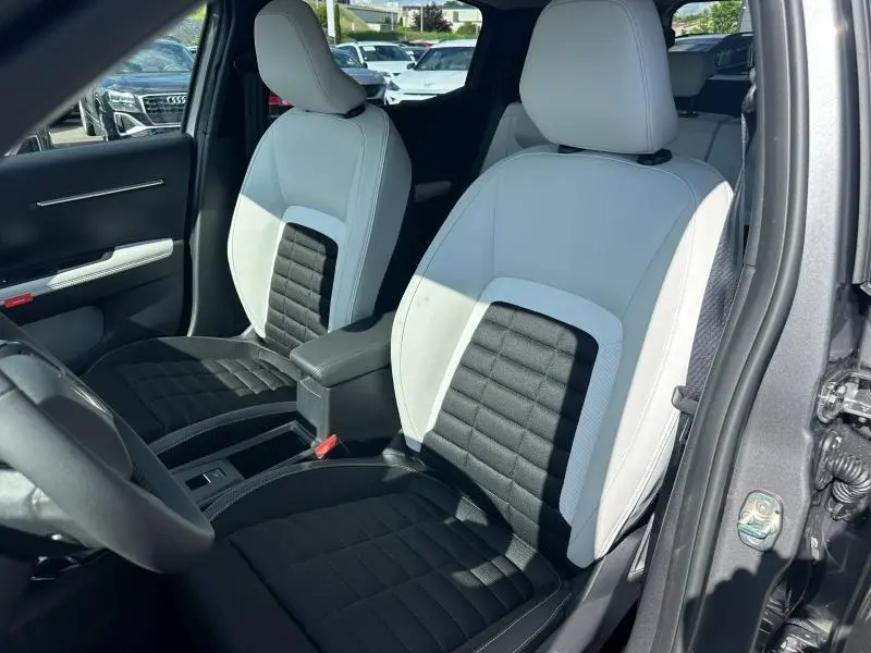 Vue intérieure côté avant droit sur les sièges bicolores noir et blanc du Citroën C3 Aircross Gris Mercury.