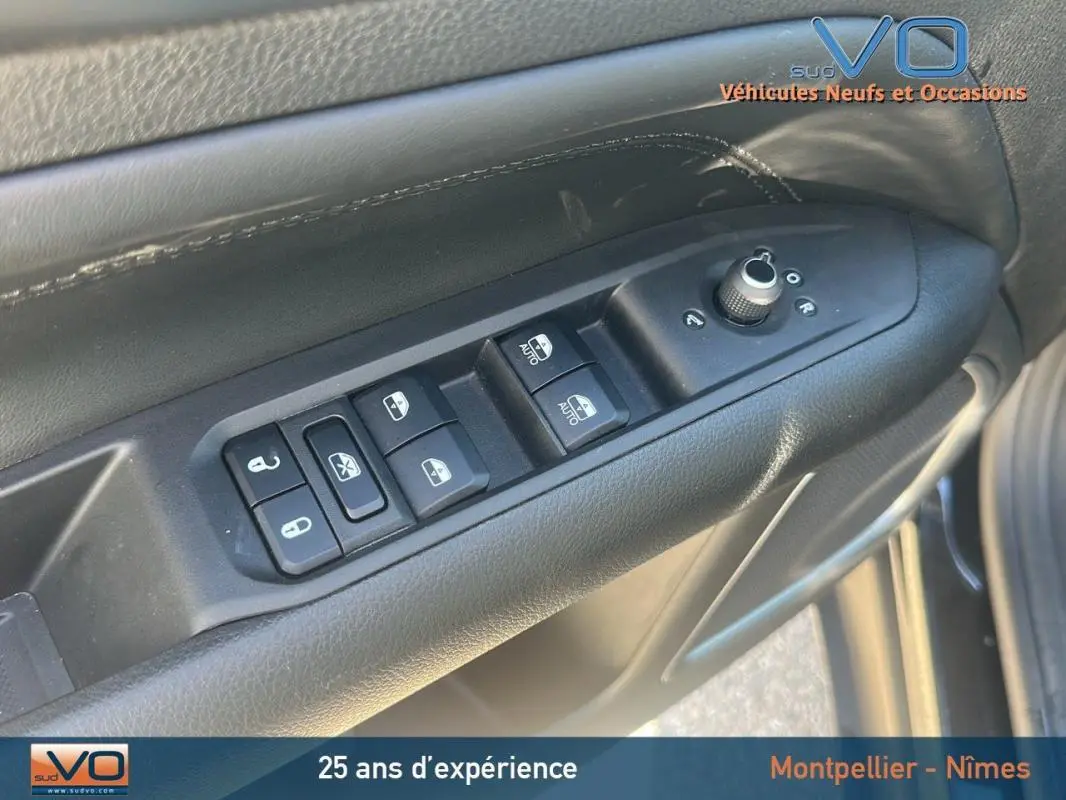 Commande des vitres et rétroviseurs côté conducteur du Jeep Compass noir 2023, vue rapprochée de la portière intérieure.