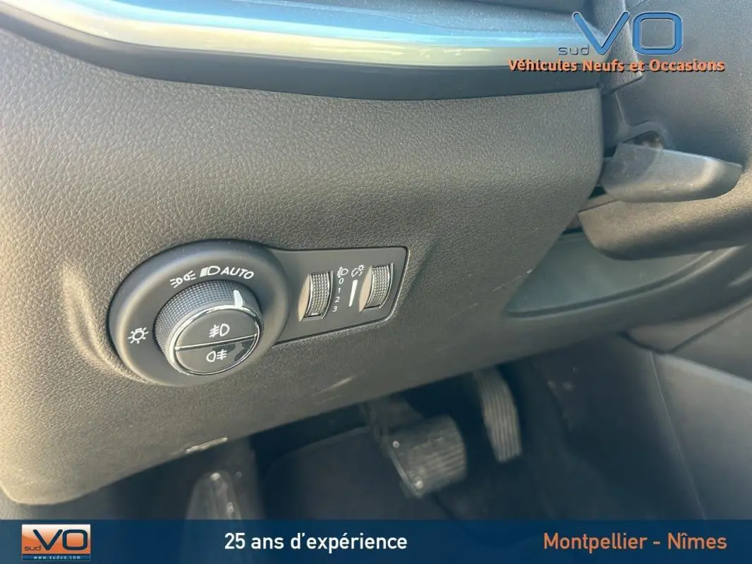 Gros plan sur les commandes d’éclairage et réglage du tableau de bord d’un Jeep Compass noir 2023, côté conducteur.