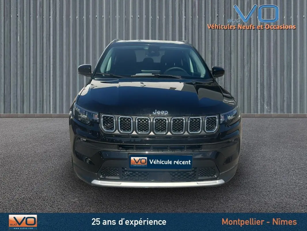 Vue frontale d'un Jeep Compass noir 2023 avec calandre caractéristique et plaques d'immatriculation visibles.