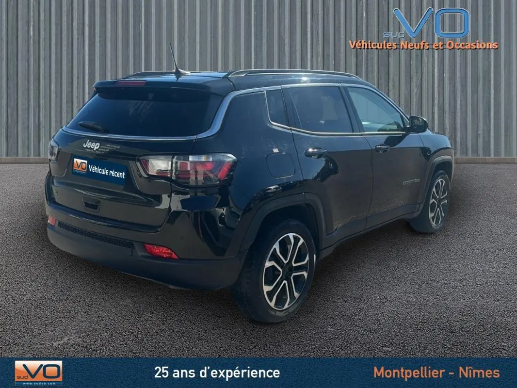 Vue 3/4 arrière droite d'un Jeep Compass noir 2023 avec jantes 18 pouces et vitres teintées.