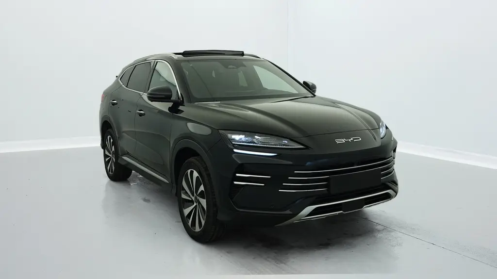 Vue 3/4 avant du SUV BYD SEAL U hybride rechargeable en Obsidian Black avec phares LED allumés et jantes bicolores.