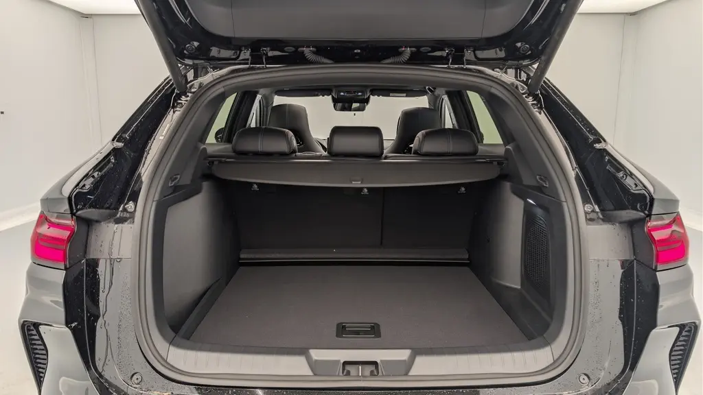 Vue arrière du coffre ouvert du BYD SEAL U 2025 noir Obsidian, montrant l'espace de chargement et les feux arrière LED rouges.