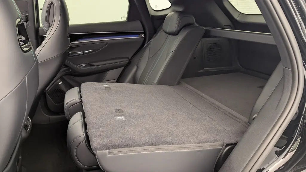 Vue intérieure côté droit du coffre et sièges arrière rabattus en Obsidian Black du BYD SEAL U 2025 hybride rechargeable.