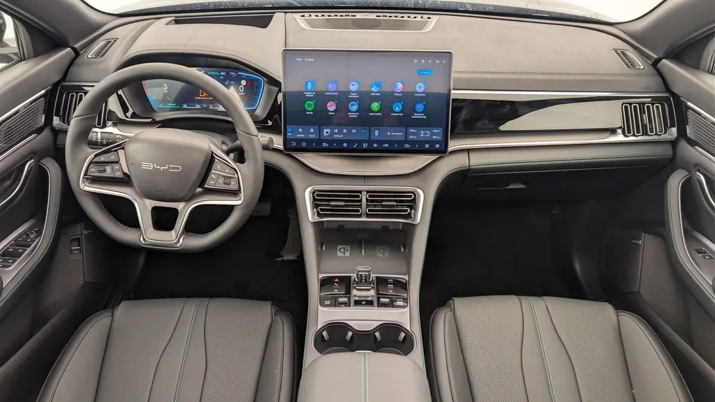 Vue intérieure avant du BYD SEAL U 2025 en noir, avec volant multifonction et grand écran tactile central 15,6 pouces.