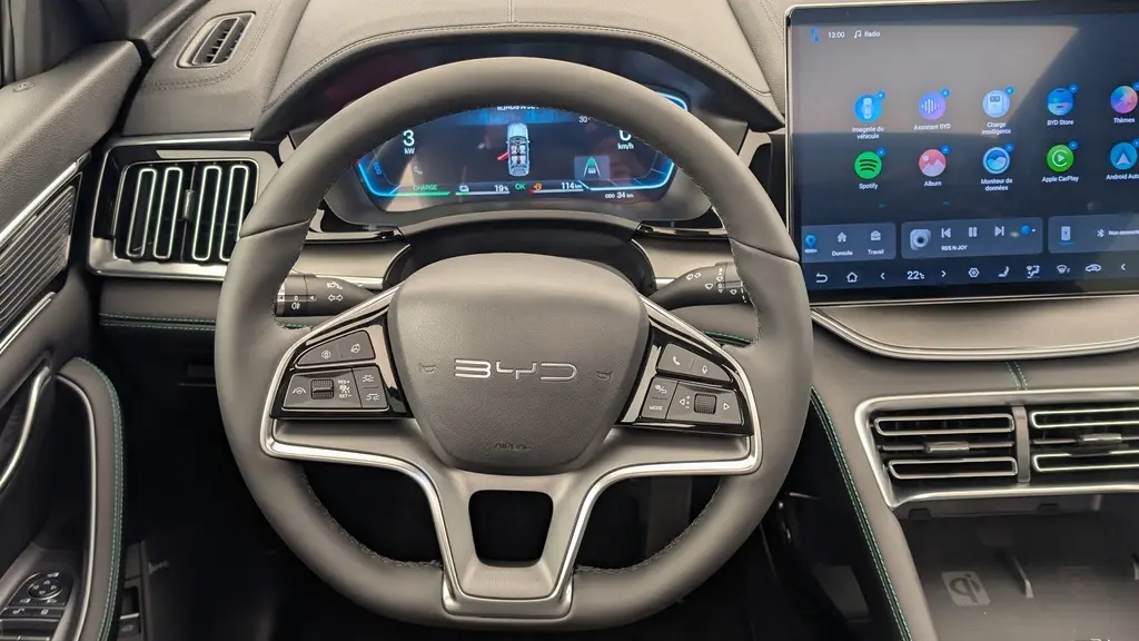 Vue intérieure centrée sur le volant noir du BYD SEAL U 2025 avec tableau de bord numérique et écran tactile 15,6 pouces.