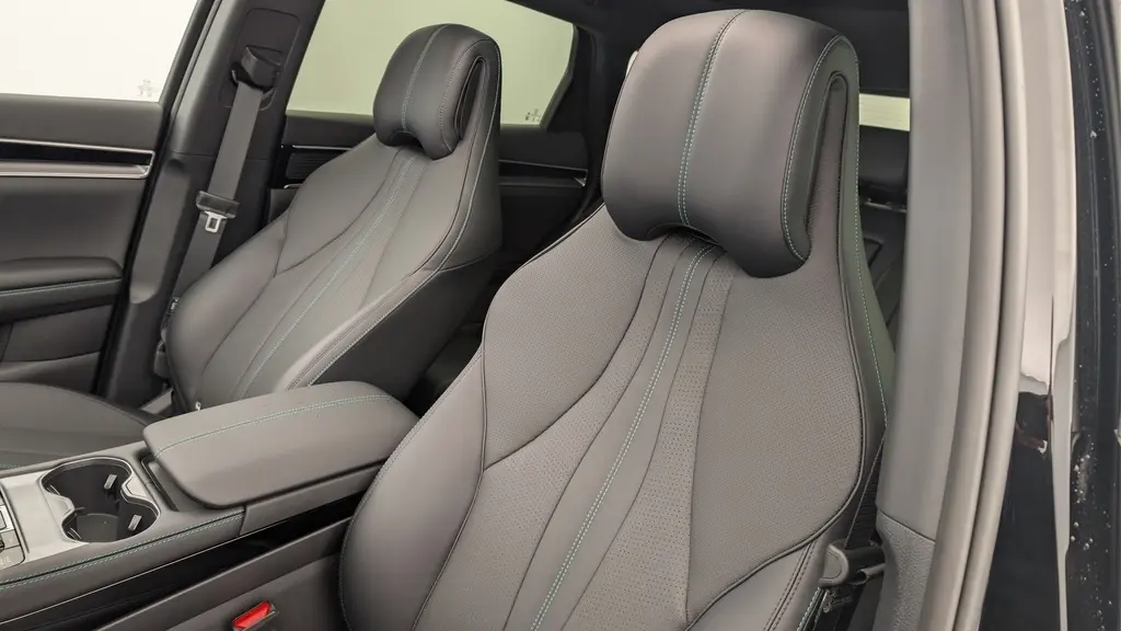 Vue rapprochée des sièges avant en similicuir noir avec surpiqûres bleues du BYD SEAL U 2025 Obsidian Black.