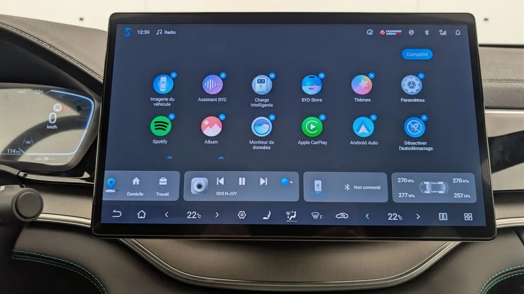 Écran tactile rotatif 15,6'' du tableau de bord du BYD SEAL U 2025, affichant les applications et réglages connectés.