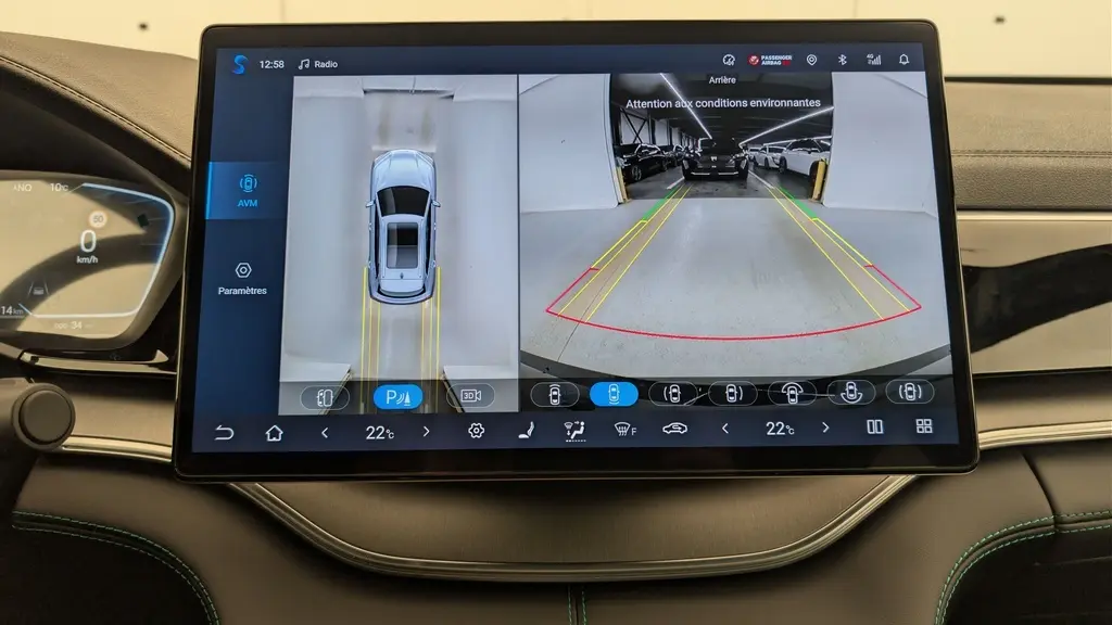 Écran tactile intérieur du BYD SEAL U affichant la caméra 360° et la vue arrière en stationnement.