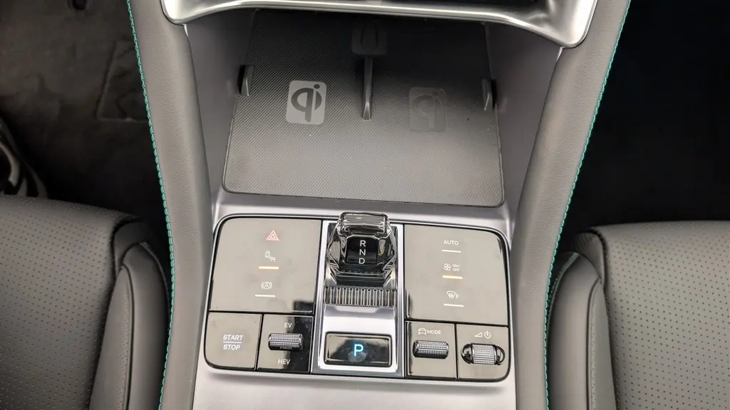 Gros plan sur la console centrale noire avec levier de vitesses cristal et commandes tactiles du BYD SEAL U 2025.