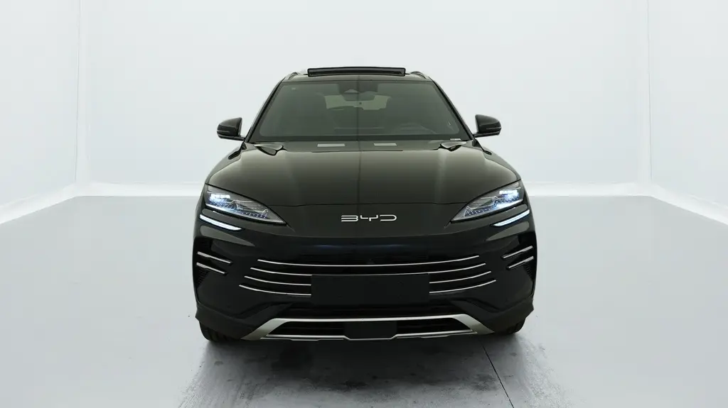 Vue frontale du BYD SEAL U 2025 en noir Obsidian avec phares LED allumés et toit ouvrant panoramique visible.