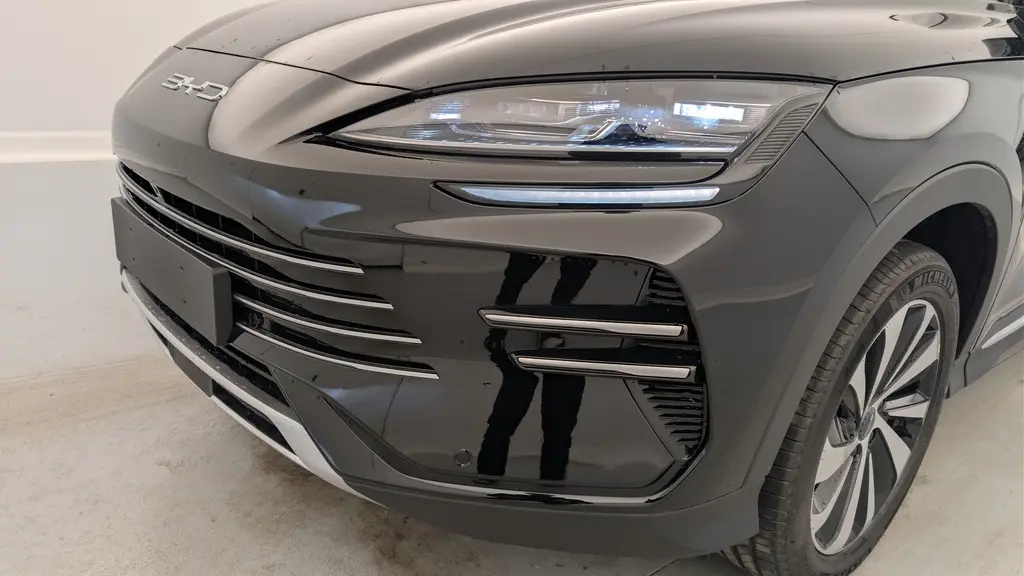 Vue 3/4 avant droit du BYD SEAL U noir Obsidian, mettant en valeur ses phares LED et jantes alliage 19 pouces.