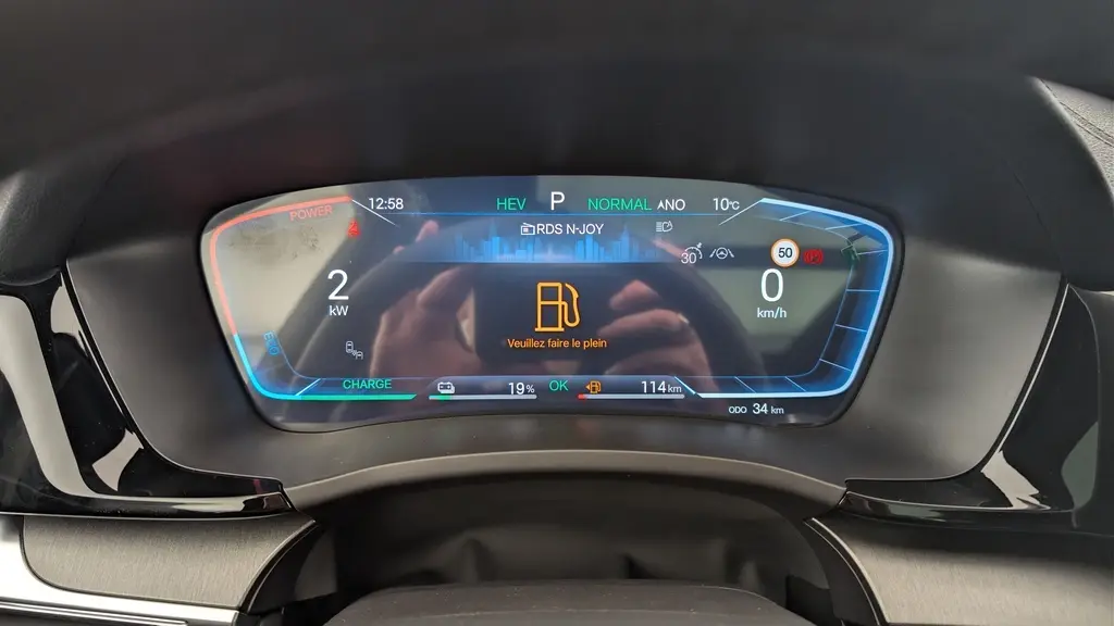 Vue rapprochée du tableau de bord numérique du BYD SEAL U 2025 affichant les informations de conduite et alertes.